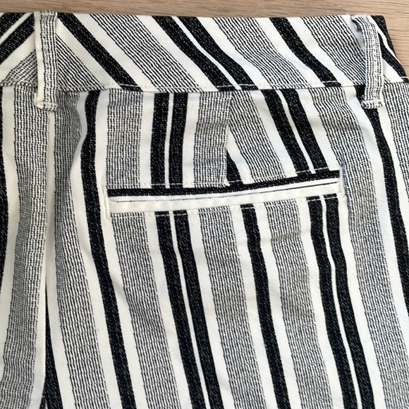 New old navy mid rise pixie shorts. Never worn - Picture 6 of 7